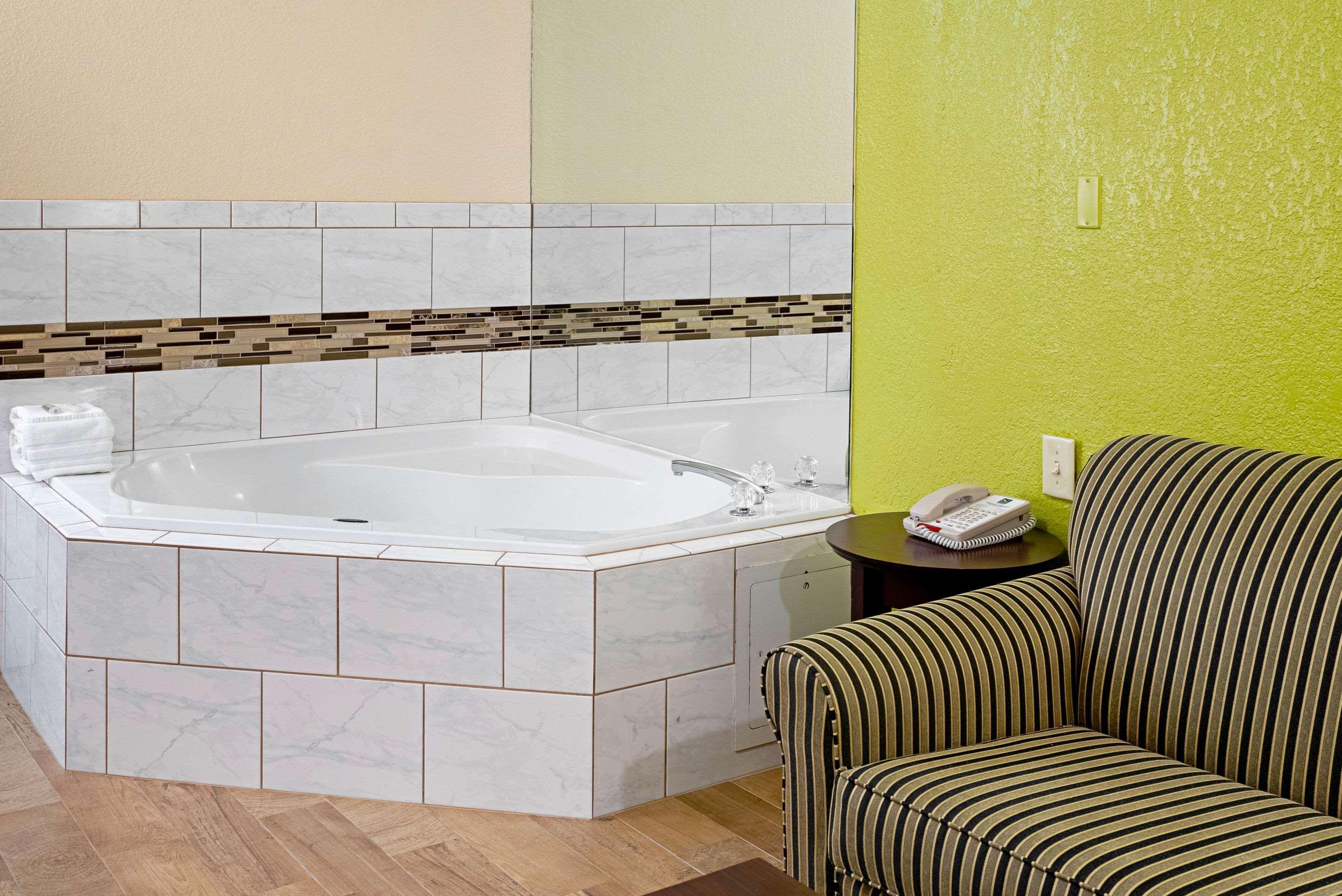 Quality Inn & Suites Robbinsville Eksteriør billede